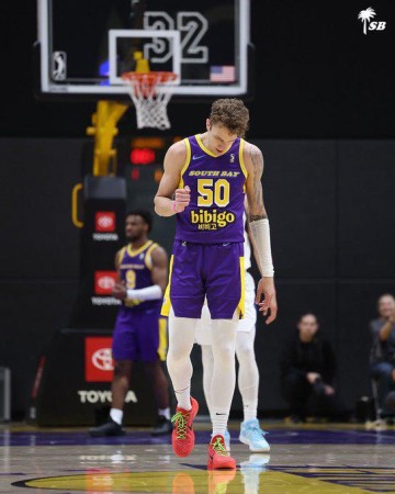 湖人官方宣布和中锋凯勒·凯利签下一份训练营合同